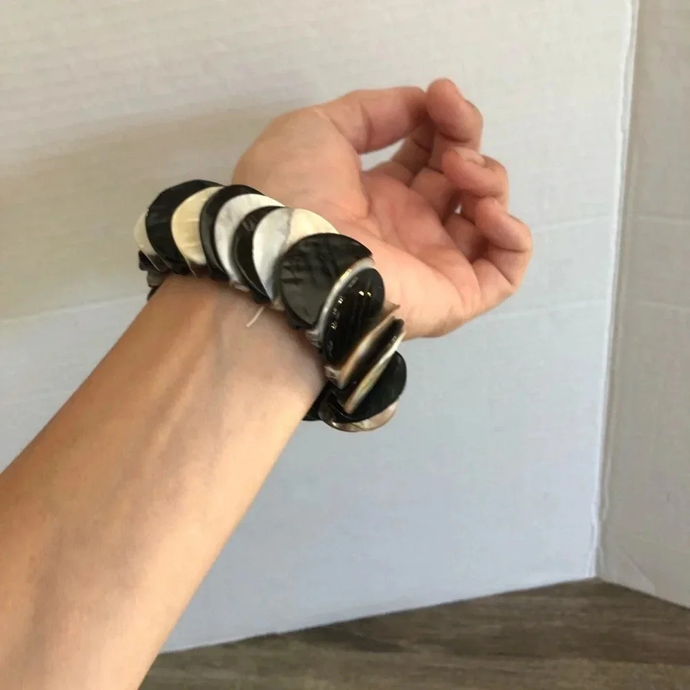 Boho  Shell Stretch Bracelet - Picture 3 of 8